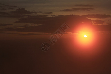 橙云太阳在早上升起明亮的图片