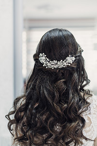 美丽的沙龙新娘头发和喷雾图片