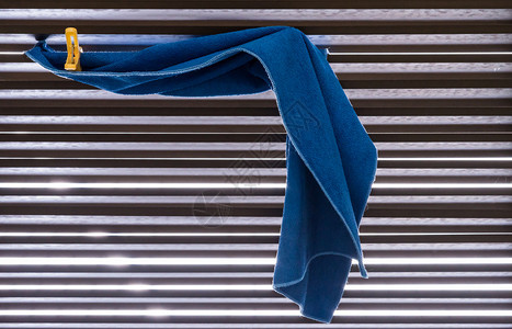 目的蓬松棉布蓝在干燥厕所墙上贴着小钉子图片