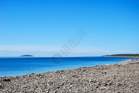 地平线位于波罗的海西德岛奥地岸的蓝色岛屿水中的色岛屿夏天阳光图片