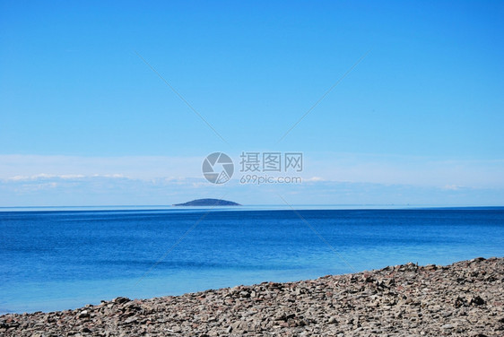 地平线夏天位于波罗的海西德岛奥地岸的蓝色岛屿水中的色岛屿库尔曼图片