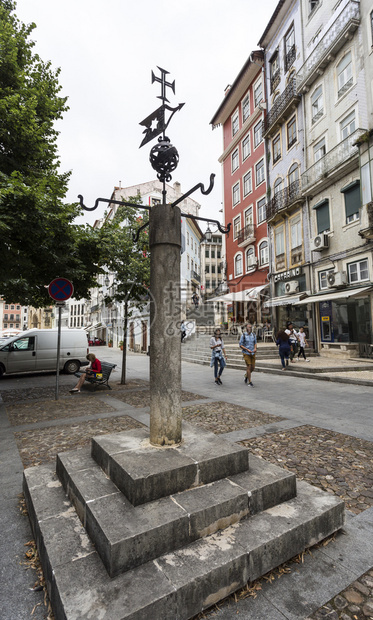 柱子历史的在葡萄牙科林布拉的曼努埃尔宁炼油厂景象中三阶梯首都四条铁钩一个武装球体天文灯和基督十字路口上的石柱科英布拉图片