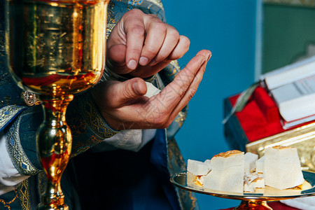 浅的场地教士手和正原磷供在教堂浅露田间节日祈祷时圣餐深度图片