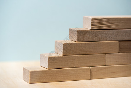 带有木块的阶梯概念增长和成功的概念蓝背景进步白色的图片