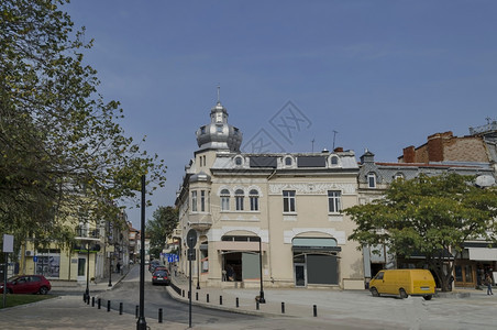 多变圆顶Ruse的翻新改造街道具有不同风格的西欧建筑美丽城市保加利亚欧洲天空图片
