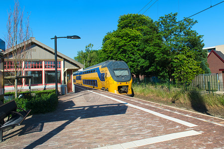 村庄等待荷兰火车站在小DenDolder村配备黄色列车的图片