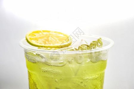 鸡尾酒冰在白色背景的塑料杯中紧贴冷柠檬水凉爽的图片
