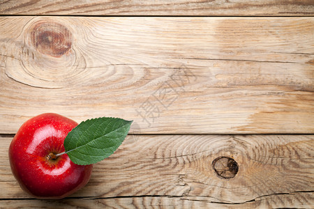 木板上的苹果图片