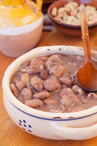 在陶瓷锅中家里做大豆汤传统的类蔬菜图片