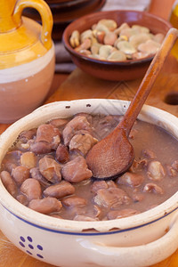 在陶瓷锅中家里做大豆汤陶瓷制品饮食广阔图片