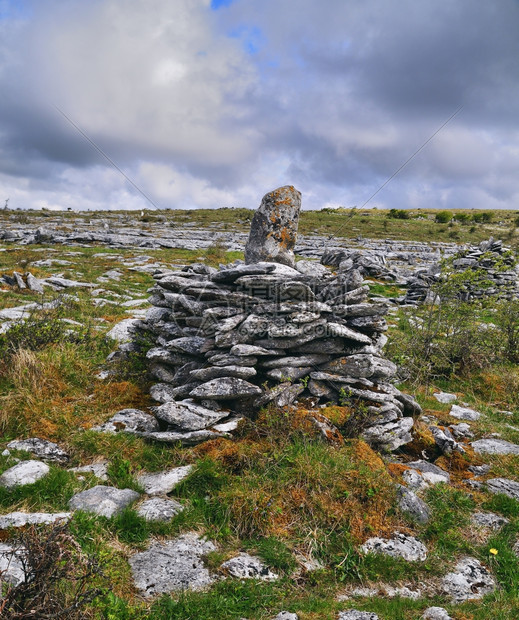 Burren是爱尔兰西北县Clare的喀斯特地貌区或阿尔瓦爱兰人巨石天空图片