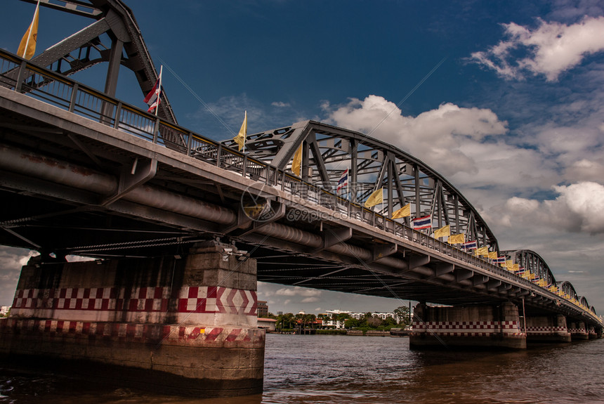 七月陈年蓝色的曼谷泰兰2019年7月日曼谷泰国2019年7月日一个伟大的风景之下午观看的PhraPhutthaYodfa桥纪念图片