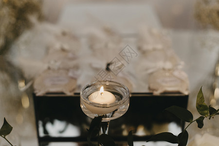 黑色的圣诞节黄光照蜡烛玻璃浪漫图片