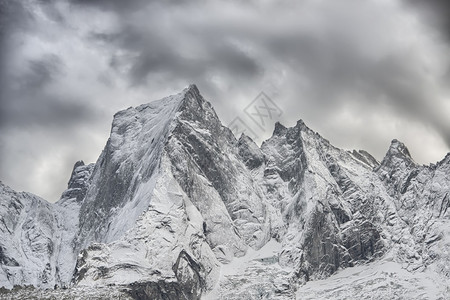 艺术瑞士雷埃蒂亚阿尔卑斯山北面的比佐巴迪尔山首个秋雪第一的脸图片