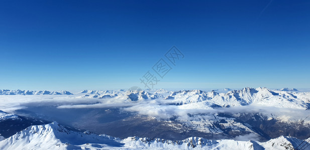 蓝天山峰的美丽景色图片