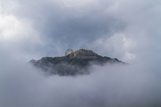 云中的山峰图片