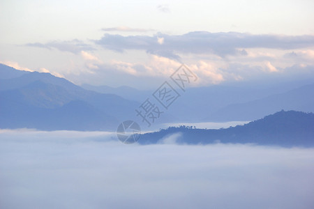 薄雾蒙蒙的山丘图片