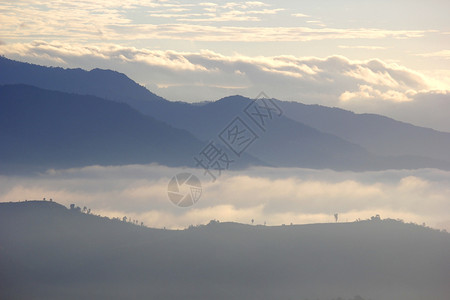 薄雾蒙蒙的山丘图片