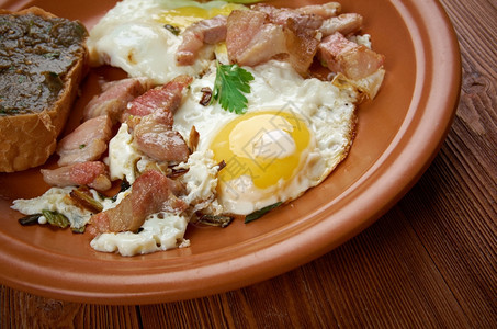 法语带子欧洲各国早餐煎鸡蛋炸培根和配黄豆粘贴的包面肉图片