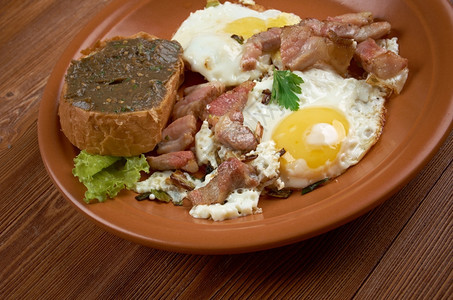 芝麻菜开胃带子欧洲各国早餐煎鸡蛋炸培根和配黄豆粘贴的包面图片
