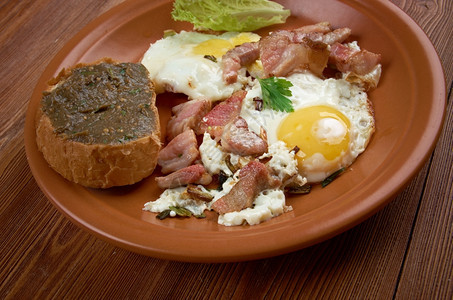 吐司猪肉欧洲各国早餐煎鸡蛋炸培根和配黄豆粘贴的包面食物图片