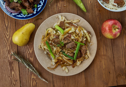 蒙古牛肉蛋卷烹饪亚洲传统菜类盘子顶视图剁碎凉拌卷心菜新鲜的图片