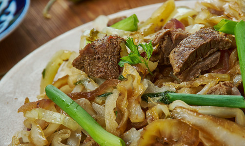 菜肴蒙古牛肉蛋卷烹饪亚洲传统菜类盘子顶视图放一顿饭图片