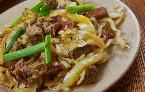 凉拌卷心菜蒙古牛肉蛋卷烹饪亚洲传统菜类盘子顶视图新鲜的油炸背景图片