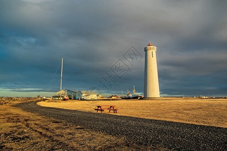 灯塔和日落时旧船冰岛景观图片