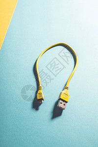 电脑连接插头USB涂有黄色单的电缆图片