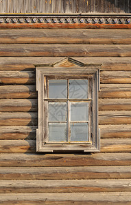 建造平台带关闭旧乡村木制房屋的窗户住宅图片