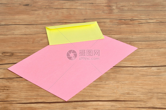接触邀请粉红纸和黄色信封一致图片