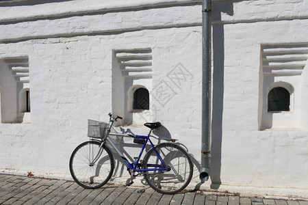 场景白墙上的自行车色生活图片