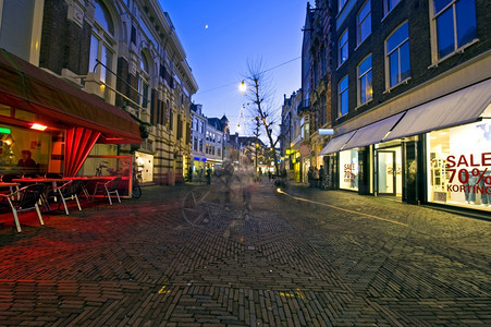 模糊晚上荷兰黄昏时装饰着圣诞节品的购物街图片