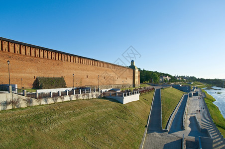 景观城市古老堡垒斯摩棱克的城墙和塔河图片