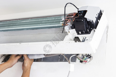 手工业的安装修理卧室空调机图片