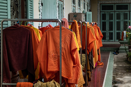 八月泰国曼谷2019年8月6日僧侣穿的生机勃橙色长袍在WatBhomanKhunaramKhunaram寺阳光下晒干太古董图片