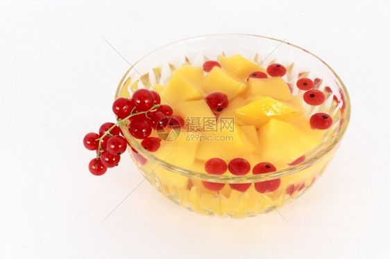 果味桃子在玻璃碗里用新鲜的红花草铺满了鲜朵健康甜点图片