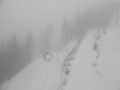 前往滑雪度假胜地的沿途风景图片