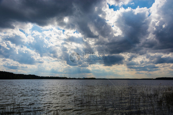 乌云密布的圣湖图片