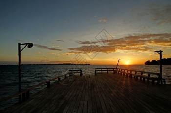 海岸桥幸福滩上的木制防堤日出背景美丽图片