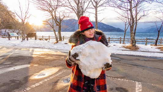 冬天户外玩雪的女孩图片