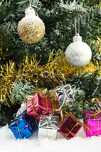 圣诞树闪亮的节球和雪上礼品盒庆祝活动展示薄片图片