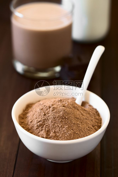 喝可或巧克力饮料粉在碗里加勺子巧克力饮料和后面的牛奶用天然轻光照片拍选择焦点聚三分之一像影可或巧克力饮料粉一样照棕色的甜图片