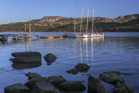 游艇系泊靠近帕劳附的巴哈撒丁岛在的东北海岸意大利帕劳附近的巴哈撒丁岛图片