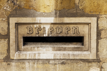 邮件正方形比利时布鲁日市政厅外石墙上有字母或brieven的信箱建筑结构图位于比利时布鲁日市政厅外石墙上或者图片