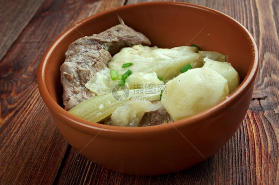 法里卡勒挪威传统菜由配有骨头的羊肉和卷心菜组成原为来自挪威西部的盘子猪肉卷心菜原来食物图片