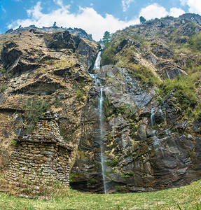尼泊尔春日塔村附近美丽的小瀑布尼泊尔春日塔村附近美丽的小瀑布自然春天风景优美图片