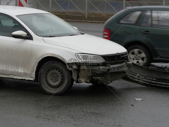 路上的撞车事故白色圣彼得堡保险杠图片