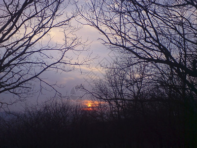 红色的橙日落和乌云秋天的日落水平图片